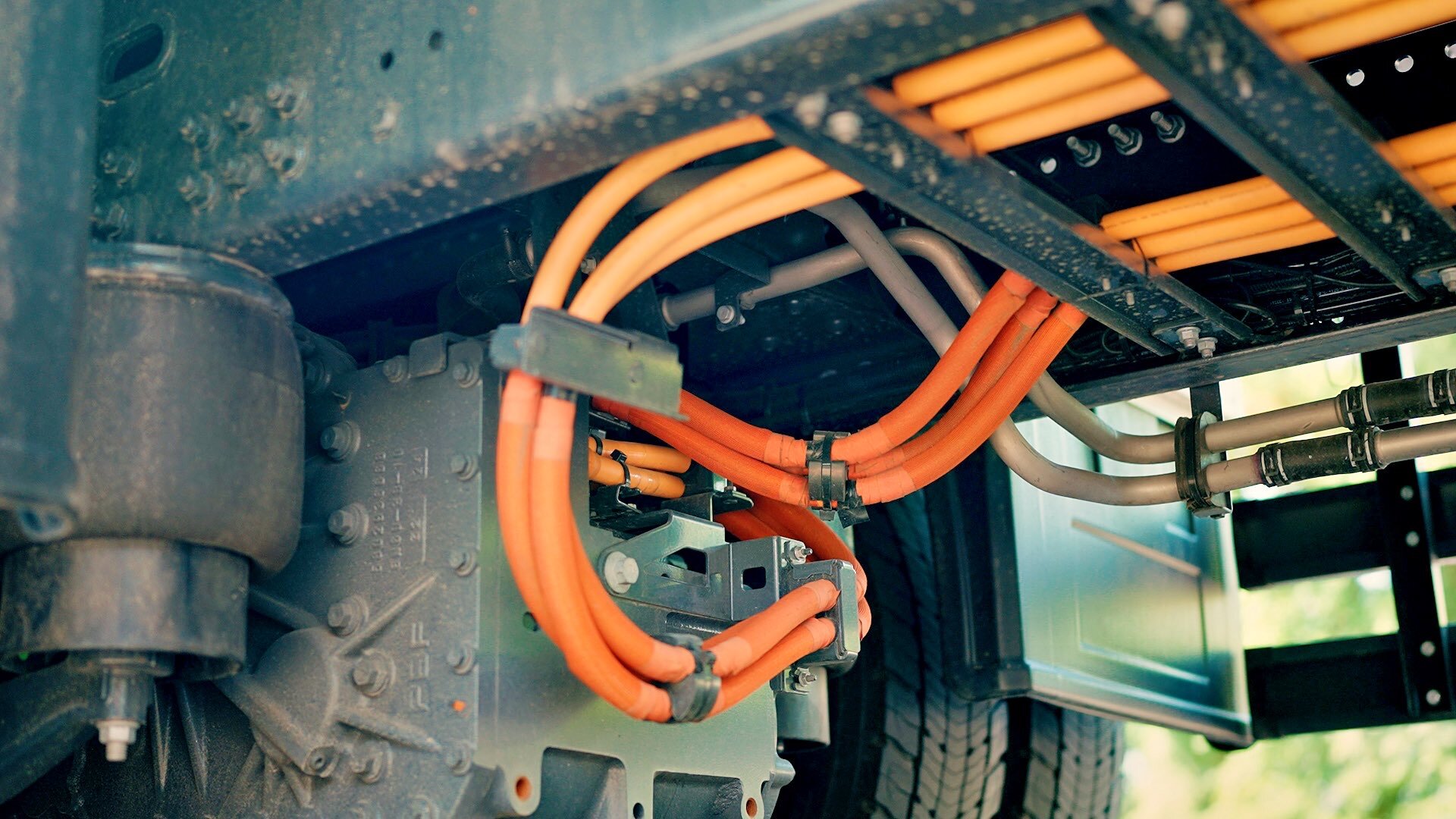 cut-e-lkw.00-01-05-12.standbild018enh.jpg