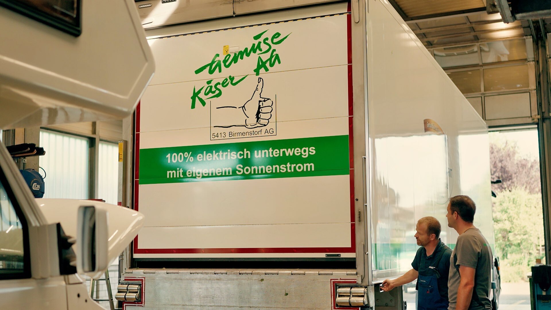 cut-e-lkw.00-03-53-02.standbild007enh.jpg